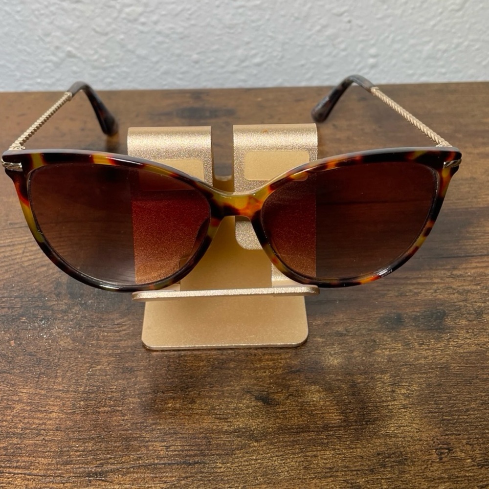 Foster Grant women’s Tortoise Shell Sunglasses with Gold arms - Picture 4 of 8